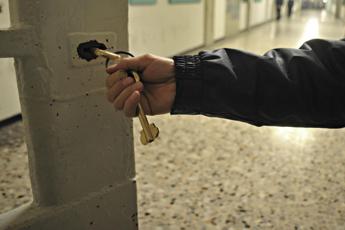 Sospesi 4 agenti penitenziari del carcere di San Gimignano