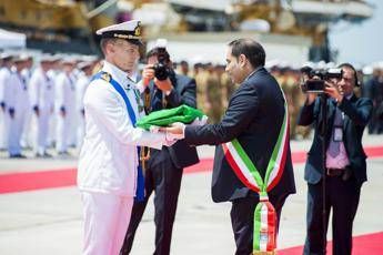 Marina Militare, consegnata bandiera combattimento a fregata Federico Martinengo Marina Militare, consegnata bandiera combattimento a fregata Federico Martinengo