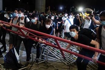 Hong Kong, scontri tra polizia e manifestanti Hong Kong, scontri tra polizia e manifestanti