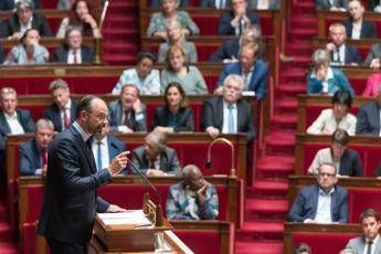 Macron si sfila e lascia il Parlamento a Philippe Macron si sfila e lascia il Parlamento a Philippe