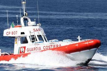 Migranti, Guardia Costiera su gommone alla deriva: Nessun naufragio