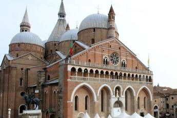 Pellegrini da tutto il mondo per festa di Sant'Antonio Pellegrini da tutto il mondo per festa di Sant'Antonio