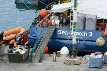 No a onori ipocriti, Klemp (Sea Watch) rifiuta medaglia Parigi No a onori ipocriti, Klemp (Sea Watch) rifiuta medaglia Parigi