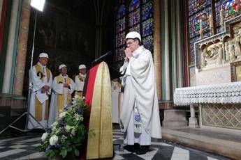Prima messa a Notre Dame, arcivescovo con l'elmetto Prima messa a Notre Dame, arcivescovo con l'elmetto