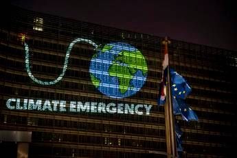 Clima, attivisti Greenpeace in azione a Bruxelles Clima, attivisti Greenpeace in azione a Bruxelles
