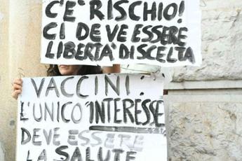 Covid, Bassetti: In Italia movimento no-vax ancora troppo forte