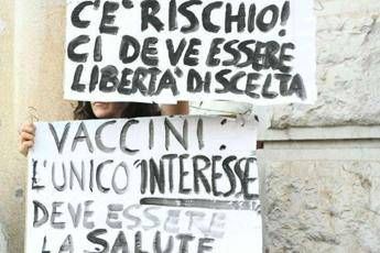 Covid, Bassetti: In Italia movimento no-vax ancora troppo forte Covid, Bassetti: In Italia movimento no-vax ancora troppo forte