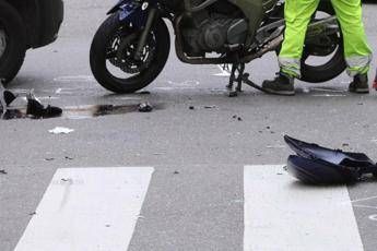 Si ferma per pedone su strisce, motociclista travolto e ucciso Si ferma per pedone su strisce, motociclista travolto e ucciso