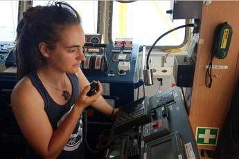 Spero ti violentino 'sti negri, insulti contro Carola Spero ti violentino 'sti negri, insulti contro Carola