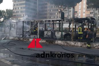 Roma, bus a fuoco: autista mette in salvo passeggeri
