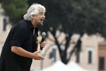 Rifiuti a Roma, Grillo attacca i giornalisti