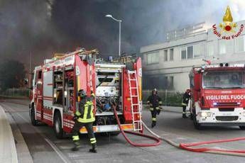 Azienda vernici in fiamme, si lavora ancora per spegnere incendio Azienda vernici in fiamme, si lavora ancora per spegnere incendio