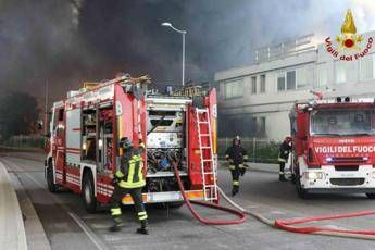 Azienda vernici in fiamme, si lavora ancora per spegnere incendio