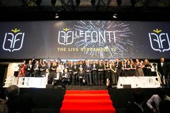 Tra i premiati della serata: Corrado Passera, Annamaria Bernardini de Pace e le società Polifarma e ing. Enea Mattei Tra i premiati della serata: Corrado Passera, Annamaria Bernardini de Pace e le società Polifarma e ing. Enea Mattei