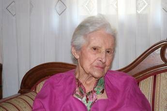 A 104 anni operata al femore, nonna Elena torna a camminare A 104 anni operata al femore, nonna Elena torna a camminare