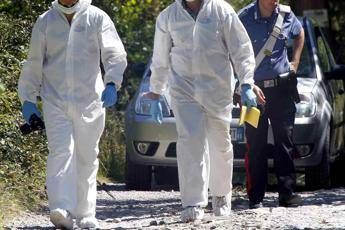 Trovata morta in un giardino, si indaga per omicidio