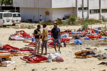 Libia, 350 migranti liberati da centro bombardato