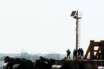 Gru cade in mare, un disperso Gru cade in mare, un disperso