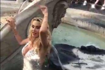Valeria Marini: ''Multa per 'bagno stellare'? Soldi per pulire Roma'' Valeria Marini: ''Multa per 'bagno stellare'? Soldi per pulire Roma''