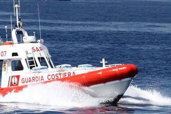 Migranti, trovati due corpi senza vita su gommone a largo costa sarda