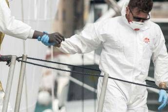 Da Gregoretti sbarca donna incinta con marito e figli Da Gregoretti sbarca donna incinta con marito e figli