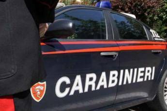 Violenta moglie con un gruppo di amici, arrestato 40enne