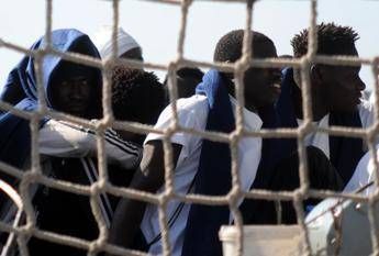 Migranti, rivolta nell'hotspot di Trapani Migranti, rivolta nell'hotspot di Trapani