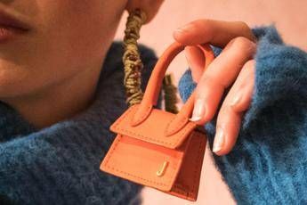 Piccola e già sold out, la nano borsetta da 400 euro Piccola e già sold out, la nano borsetta da 400 euro