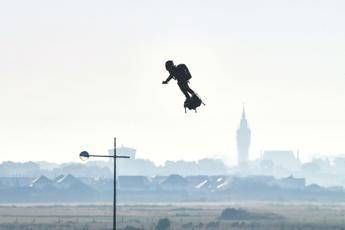 L''uomo volante' ce l'ha fatta: attraversata la Manica L''uomo volante' ce l'ha fatta: attraversata la Manica