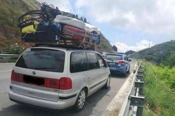 Carico auto troppo 'ingombrante', multato in autostrada /FOTO Carico auto troppo 'ingombrante', multato in autostrada /FOTO