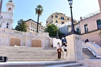 Piazza di Spagna, vietato sedersi sulla scalinata