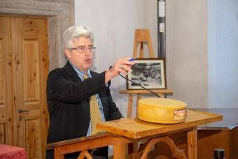 Pregiati formaggi all'asta: Così aiutiamo l'economia locale Pregiati formaggi all'asta: Così aiutiamo l'economia locale