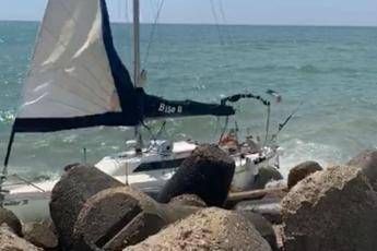 Barca a vela sugli scogli a Fiumicino Barca a vela sugli scogli a Fiumicino