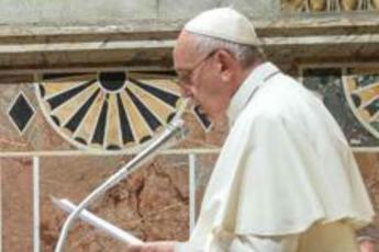 Monito del Papa: La Chiesa non chiude gli occhi, apre le porte