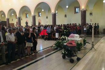 Neonata trovata morta nel Tevere, l'ultimo saluto di Roma Neonata trovata morta nel Tevere, l'ultimo saluto di Roma