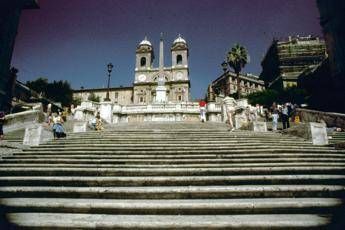 Trinità dei Monti, Russel Crowe contro il divieto di sedersi Trinità dei Monti, Russel Crowe contro il divieto di sedersi
