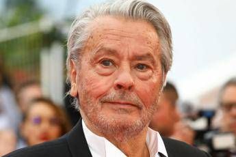 Il figlio di Delon pubblica la sua foto: Papà sta meglio Il figlio di Delon pubblica la sua foto: Papà sta meglio