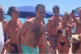 Di Maio, selfie e strette di mano in spiaggia Di Maio, selfie e strette di mano in spiaggia