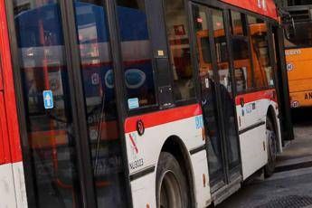 Con le doglie sul bus senza biglietto, controllore la multa e la fa scendere Con le doglie sul bus senza biglietto, controllore la multa e la fa scendere