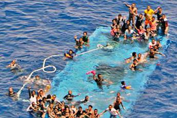 Alarm Phone: Barca rovesciata con cento migranti, temiamo strage