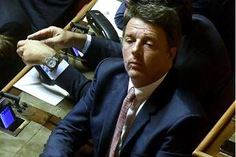 Renzi contro tutti a 'Striscia', ma c'è il trucco...