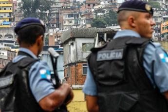 Brasile, 16 passeggeri sequestrati su un bus
