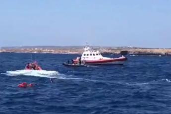 Turisti fanno selfie mentre migranti annaspano in mare
