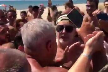 Delirio in spiaggia, l'assalto e Vasco scappa /Video