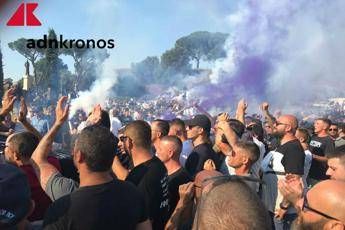 Tra cori e saluti romani l'addio a Diabolik Tra cori e saluti romani l'addio a Diabolik