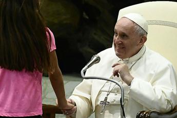 Ragazzina sul palco in udienza, il Papa: Preghiamo per lei