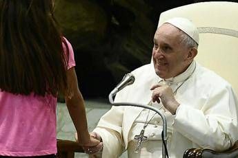 Ragazzina sul palco in udienza, il Papa: Preghiamo per lei Ragazzina sul palco in udienza, il Papa: Preghiamo per lei