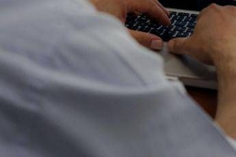 Stupra figlia di 2 anni e mette video in rete, arrestato Stupra figlia di 2 anni e mette video in rete, arrestato
