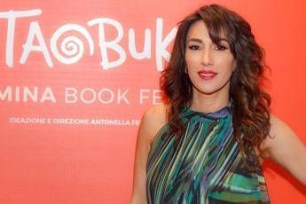 Ad Antonella Ferrara la Targa d'Argento Castagno dei Cento cavalli Ad Antonella Ferrara la Targa d'Argento Castagno dei Cento cavalli