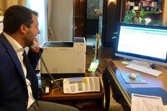 Salvini posta foto dal Viminale: Qui per difendere i confini Salvini posta foto dal Viminale: Qui per difendere i confini